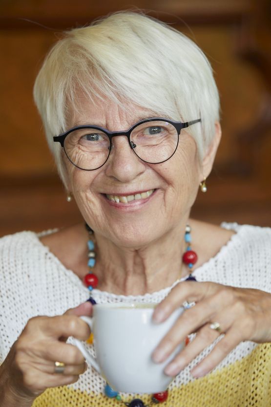 Anita mit Tasse