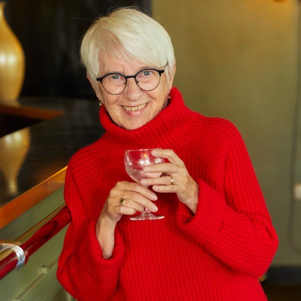 Anita rot mit Glas